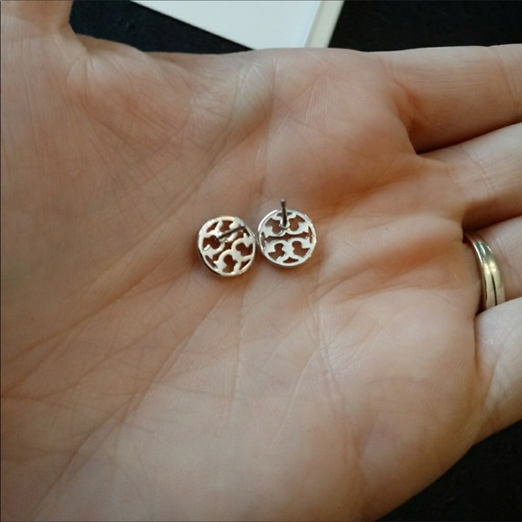 Tory Burch NWOT Silver Logo Circle Stud Earrings - Picture 5 of 8